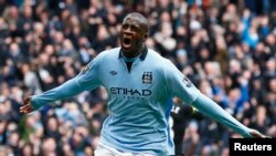 Yaya Touré de Manchester City célèbre son but contre Chelsea lors de leur match de la première ligue anglaise au Stade Etihad à Manchester, nord de l'Angleterre, le 24 Février 2013. 