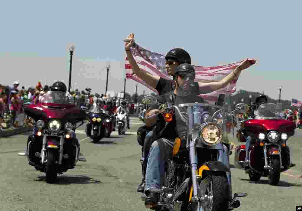 Para peserta pawai sepeda motor tahunan Rolling Thunder melewati jembatan memorial Arlington dalam parade Hari Pahlawan di Washington (24/5). (AP/Jose Luis Magana)