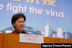 Kepala Eksekutif Hong Kong Carrie Lam mengadakan konferensi pers ketika pemerintahnya mengumumkan kontrol anti-coronavirus baru yang ketat di Hong Kong, 5 Januari 2022. (Foto: AFP)