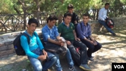 6 thanh niên Afghanistan trên đảo Lesbos, Hy Lạp.