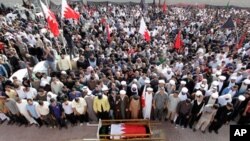 바레인 왕정 폐지를 위한 시위 도중 사망한 22세 청년의 장례식이 18일(현지시간) 시트라에서 열리고 있다.