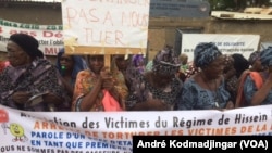 Vue de la manifestation des victimes devant leur siège à N'Djamena, le 11 juillet 2019. (VOA/André Kodmadjingar)