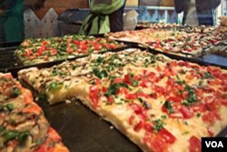 Pizza menjadi menu buka puasa di Masjid Islamic Center, Tucson.