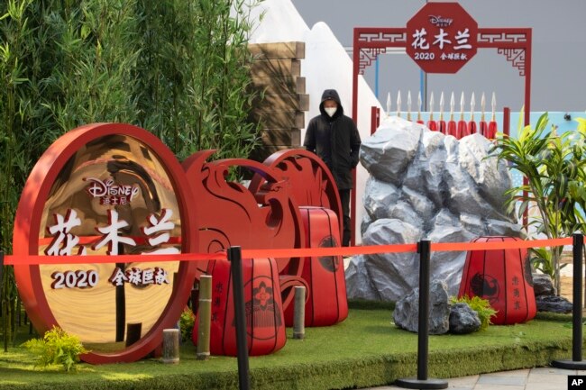 资料照片：北京街头摆设的宣介迪士尼影片《花木兰》的布景。(2020年2月19日)