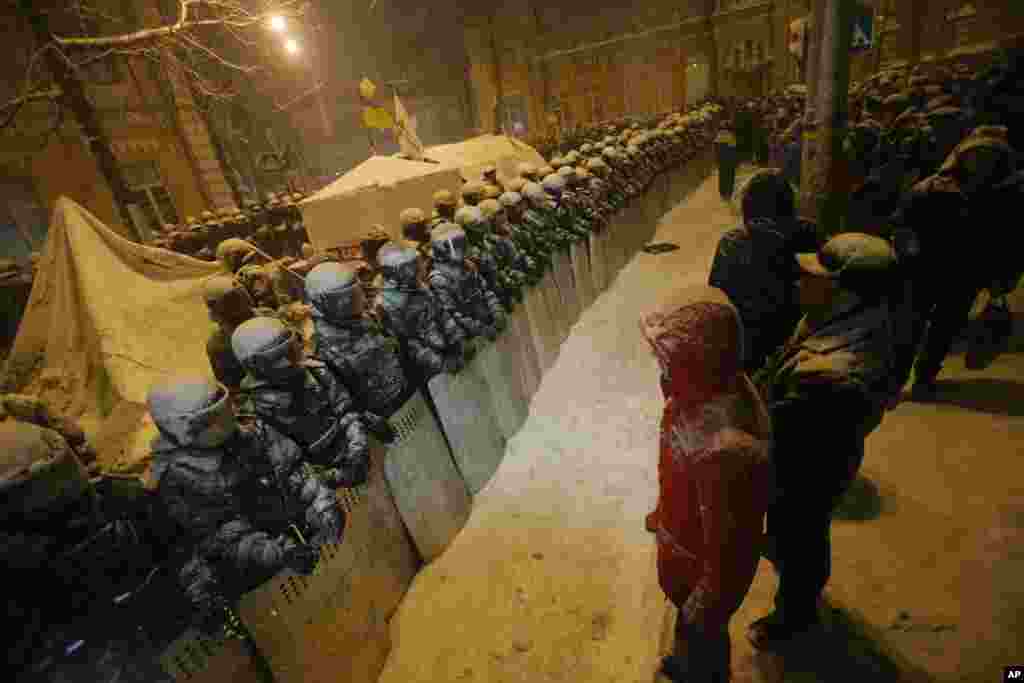 Ukrainian riot police block pro-European Union activists' tent camp in Kyiv, Dec. 9, 2013.