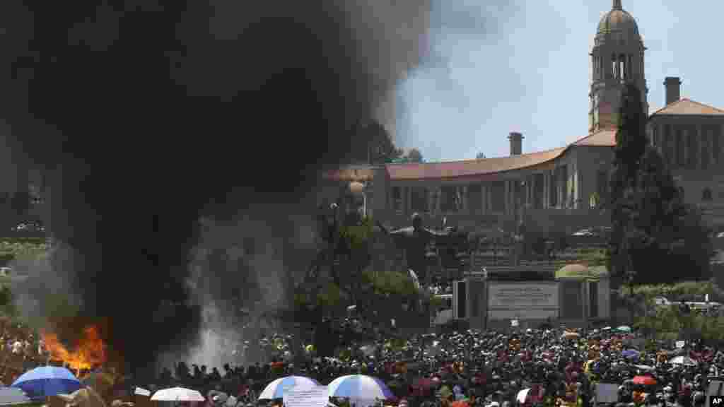 Les étudiants brûlent des toilettes portables au cours d&#39;une manifestation contre la hausse des frais de scolarité à l&#39;extérieur du bâtiment du syndicat à Pretoria, Afrique du Sud, 23 octobre 2015. (AP Photo/Themba Hadebe)