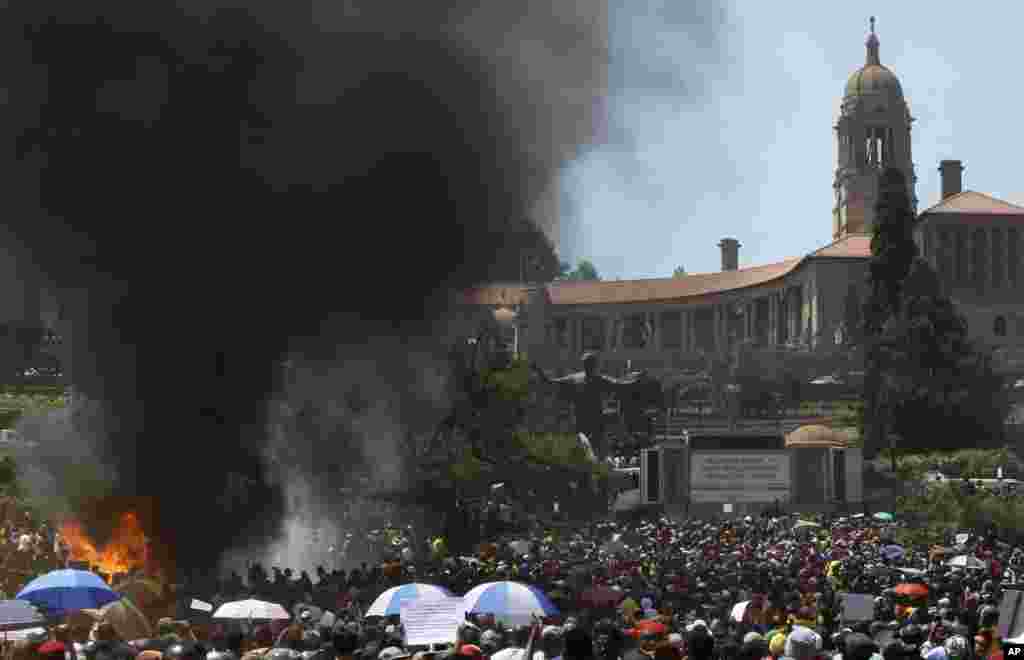 در آفریقای جنوبی، دانش آموزان معترض بخاطر گران شدن هزینه های دانشگاه، دستشویی را آتش زدند.