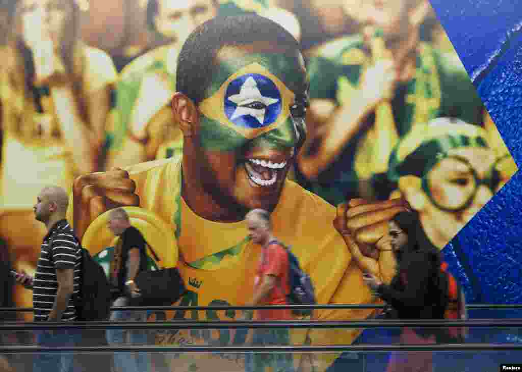 2014 브라질 월드컵 개막을 앞둔 11일, 브라질리아 국제공항 주변에 대형 월드컵 홍보물이 설치되어있다.