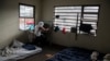 Un migrante nicaragüense pinta en una casa sin agua corriente ni electricidad donde viven más de 30 personas, en San José, el 13 de noviembre de 2018.