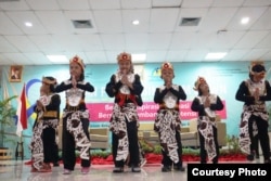 Anak-anak sindrom down menari dalam acara seminar di Yogyakarta. (Foto: Humas RSA UGM)