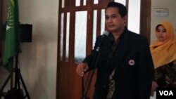 Ketua Umum IDI, Dr. Daeng Muhammad Faqih dalam diskusi membahas penyebab kematian petugas KPPS di Jakarta, Senin (13/5). (VOA/Fathiyah)