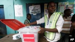 Election official count gubernatorial ballot papers at the end of voting in one of the polling station in Lagos, Nigeria, April 11, 2015. 