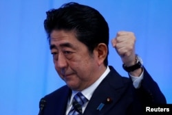 아베 신조 일본 총리가 5일 도쿄 시내에서 열린 집권 자민당 당대회 연설 도중 주먹을 쥐어보이고 있다.