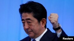아베 신조 일본 총리가 5일 도쿄 시내에서 열린 집권 자민당 당대회 연설 도중 주먹을 쥐어보이고 있다.