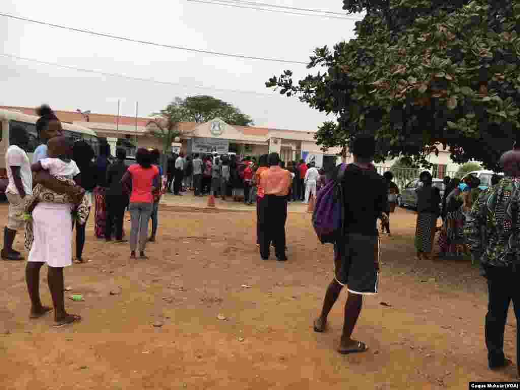 Angola esperam para votar na manhã de Quarta-feira, 23 de Agosto em Luanda.