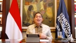 Menteri Perdagangan M Lutfi dalam telekonferensi pers di Jakarta , Senin (15/3) memastikan bahwa kebijakan impor beras tidak akan menjatuhkan harga gabah petani. (Foto: VOA)