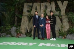 Premiere británica de Early Man. D eizq. a der., el actor Tom Hiddleston, el director Nick Park,, la actriz Maisie Williams, y el actor Eddie Redmayne. Londres, 14-1-18.