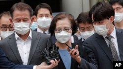 Lee Myung-hee (tengah) janda mantan Ketua Korean Air Cho Yang-ho, meninggalkan Pengadilan Distrik Pusat Seoul di Seoul, Korea Selatan, Selasa, 14 Juli 2020.