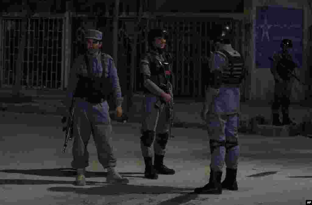 کابل پولیس کے سربراہ عبدا لرحمان نے جمعرات کو بتایا کہ مسلح افراد نے بدھ کی رات ساڑھے آٹھ بجے پارک پیلس ہوٹل پر حملہ کیا۔