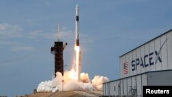 Roket SpaceX "Falcon 9" meluncur dari Kennedy Space Center (foto: dok).
