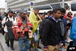 Migrants arrive at the Westbahnhof railroadstation in Vienna, on September 5, 2015 as hundreds of migrants arrive by bus and train from Hungary to continue their journey to Germany.