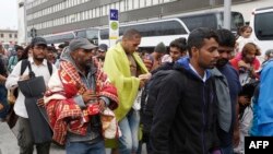 Para migran tiba di stasiun kereta Westbahnhof di Vienna, 5 September 2015 dan ratusan migran tiba dengan bus dan kereta dari Hungaria untuk meneruskan perjalanan mereka ke Jerman.