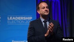 ທ່ານ Leo Varadkar ຕົບມືຢູ່ເທິງເວທີ ໃນຂະນະທີ່ທ່ານຊະນະ ການເລືອກຕັ້ງໃນສະພາ ຂອງພັກ Fine Gael ເພື່ອເຂົ້າຮັບ
ໜ້າທີ່ ແທນນາຍົກລັດຖະມົນຕີ Enda Kenny. 