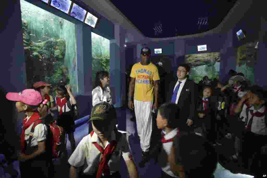 북한을 방문 중인 미국프로농구(NBA) 스타 출신 데니스 로드먼이 16일 평양의 중앙동물원을 방문한 가운데, 교복을 입은 어린이들에게 둘러싸여 있다.