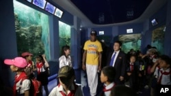 退役籃球明星洛文在平壤中央動物園與北韓學生一起散步。 （2017年6月16日）