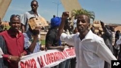 People from northern Mali living in the capital, Bamako, call for the liberation of the rebel-occupied north on June 27, 2012. 
