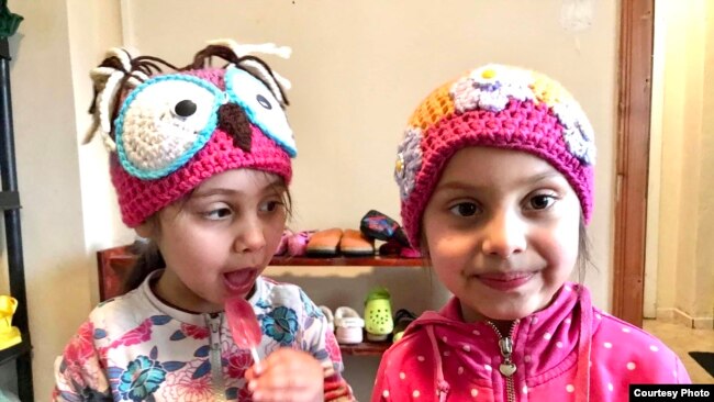 Anak-anak di Rumania memakai topi rajutan yang disumbangkan oleh Vera dan teman-teman (dok: Vera Fuad)