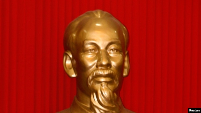 Tượng ông Hồ Chí Minh