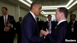 Медведєв (п) розмовляє з президентом Бараком Обамою