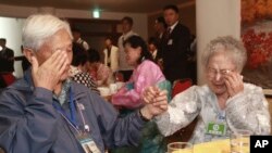 22일 금강산호텔에서 열린 제21차 남북 이산가족 단체상봉 행사에서 남측 김병순(88) 할아버지가 여동생 김순옥(81) 할머니와 작별 인사를 하고 있다.