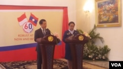 Menandai 60 tahun kerjasama Indonesia-Laos, Menteri Luar Negeri Retno Marsudi dan Menteri Luar Negeri Laos Saleumxay Kommasith pada Kamis (27/7) menggelar pertemuan bilateral di Jakarta, (VOA/Fathiyah)