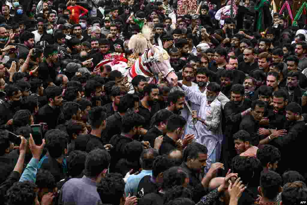 لاہور میں یوم عاشور کا مرکزی جلوس اندرون لاہور میں قائم نثار حویلی سے برآمد ہوا۔