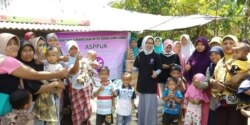 Bantuan kebutuhan anak dan ibu hamil di desa Tegal Maja Kab.Lombok Utara (foto: courtesy).