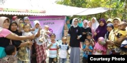 Bantuan kebutuhan anak dan ibu hamil di desa Tegal Maja Kab.Lombok Utara (foto: courtesy).