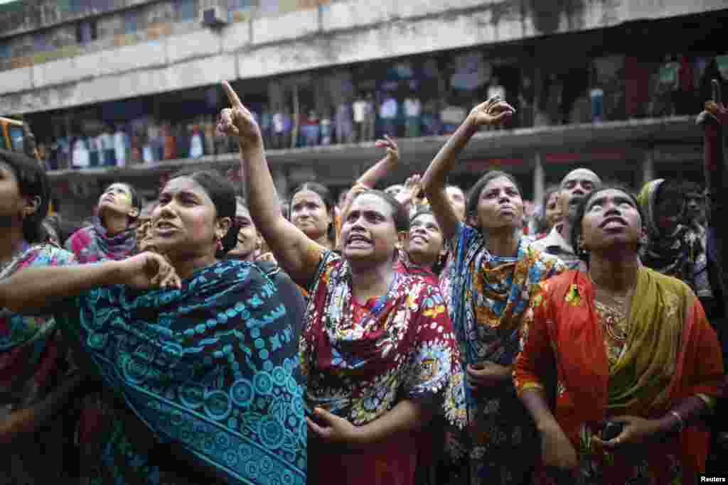 Para pekerja pabrik garmen dalam demonstrasi menuntut kenaikan upah di depan pabrik garmen Brothers Fashion Limited di Dhaka (23/9). (Reuters/Andrew Biraj)