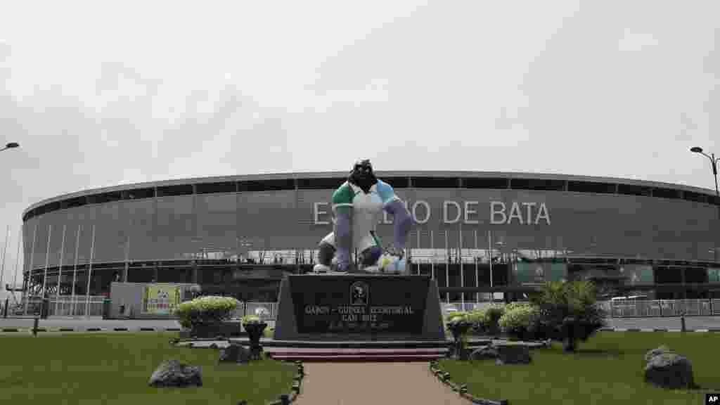 Une vue extérieure du stade de Bata à Bata, en Guinée équatoriale, le vendredi 16 janvier 2015 où aura lieu l&#39;ouverture de la Coupe d&#39;Afrique des Nations Groupe A match de football le samedi entre les hôtes du tournoi et Congo.