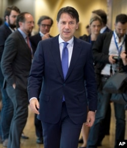 El primer ministro italiano Giuseppe Conte (centro), llega a una cumbre informal de la UE sobre migración en la sede de la UE en Bruselas, el domingo 24 de junio de 2018. (AP Photo / Virginia Mayo).