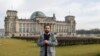 Pengungsi Suriah pertama yang mencalonkan diri di parlemen Jerman, Tareq Alaows, berpose di depan gedung parlemen (Reichstag) di Berlin, 3 Februari 2021. (REUTERS/Fabrizio Bensch)