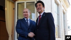 Владимир Путин и Синдзо Абэ. Сочи, 8 февраля 2014г.