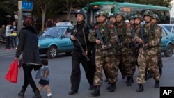지난 1일 중국 윈난성 쿤밍시 철도역에서 괴한들의 무차별 흉기 난동으로 30여명이 사망한 가운데, 3일 무장 경찰이 주변을 순찰하고 있다.