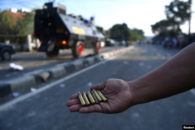 Seorang warga memperlihatkan selongsong peluru yang ditemukan setelah bentrokan antara polisi dan pengunjuk rasa pasca penetapan hasil pemilu, di Jakarta, 22 Mei 2019. (Foto: Sigid Kurniawan/Antara Foto via Reuters)