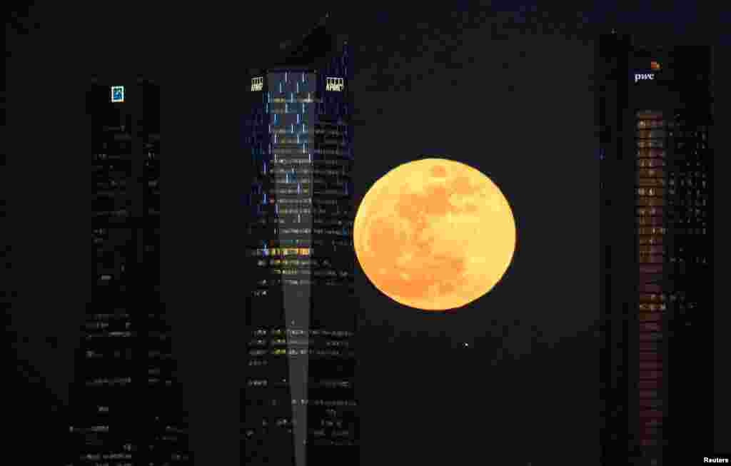 A full moon &quot;supermoon&quot; rises in between four towers in a skyscrapers area in Madrid, Spain, Jan. 31, 2018.