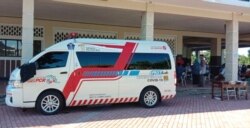 Mobil PCR BNPB sedang melayani tes swab di Gelora Pancasila, Surabaya (foto: Humas Pemkot Surabaya).