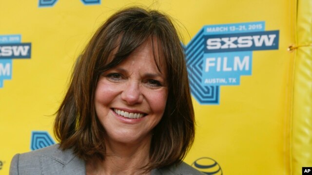 La actriz Sally Field recibió la Medalla Nacional de las Artes por su trabajo dentro y fuera del escenario.