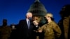 Wapres AS Lakukan Kunjungan Mendadak ke Tentara di Capitol