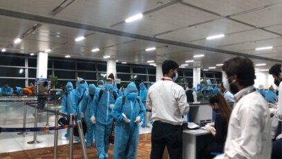 Hành khách Việt Nam chờ làm thủ tục tại phi trường Dehli. ngày 19/5/2020.